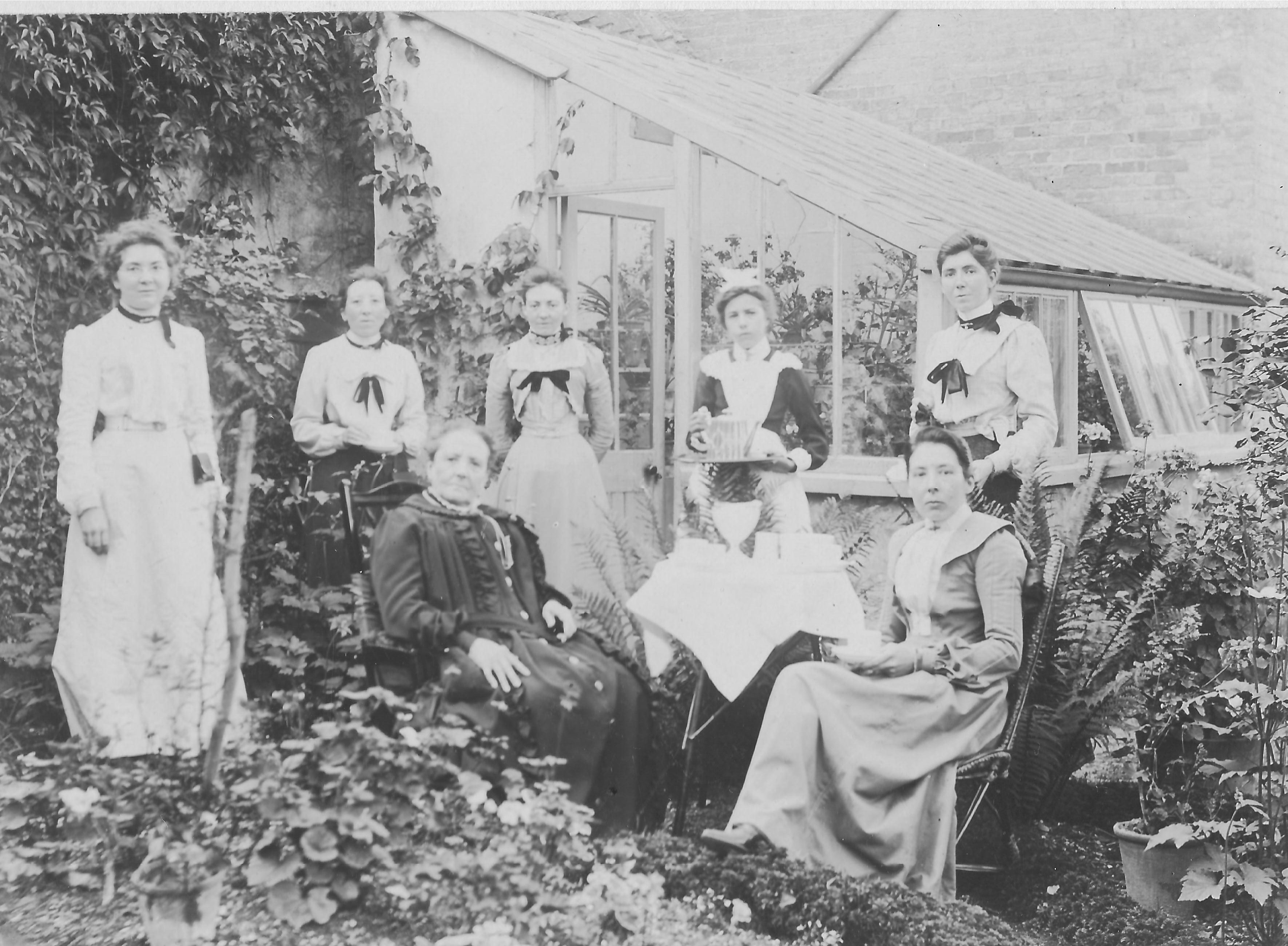 9 Aug 1903 Northfield family at Evergreens- Aunty Mary 2nd from left