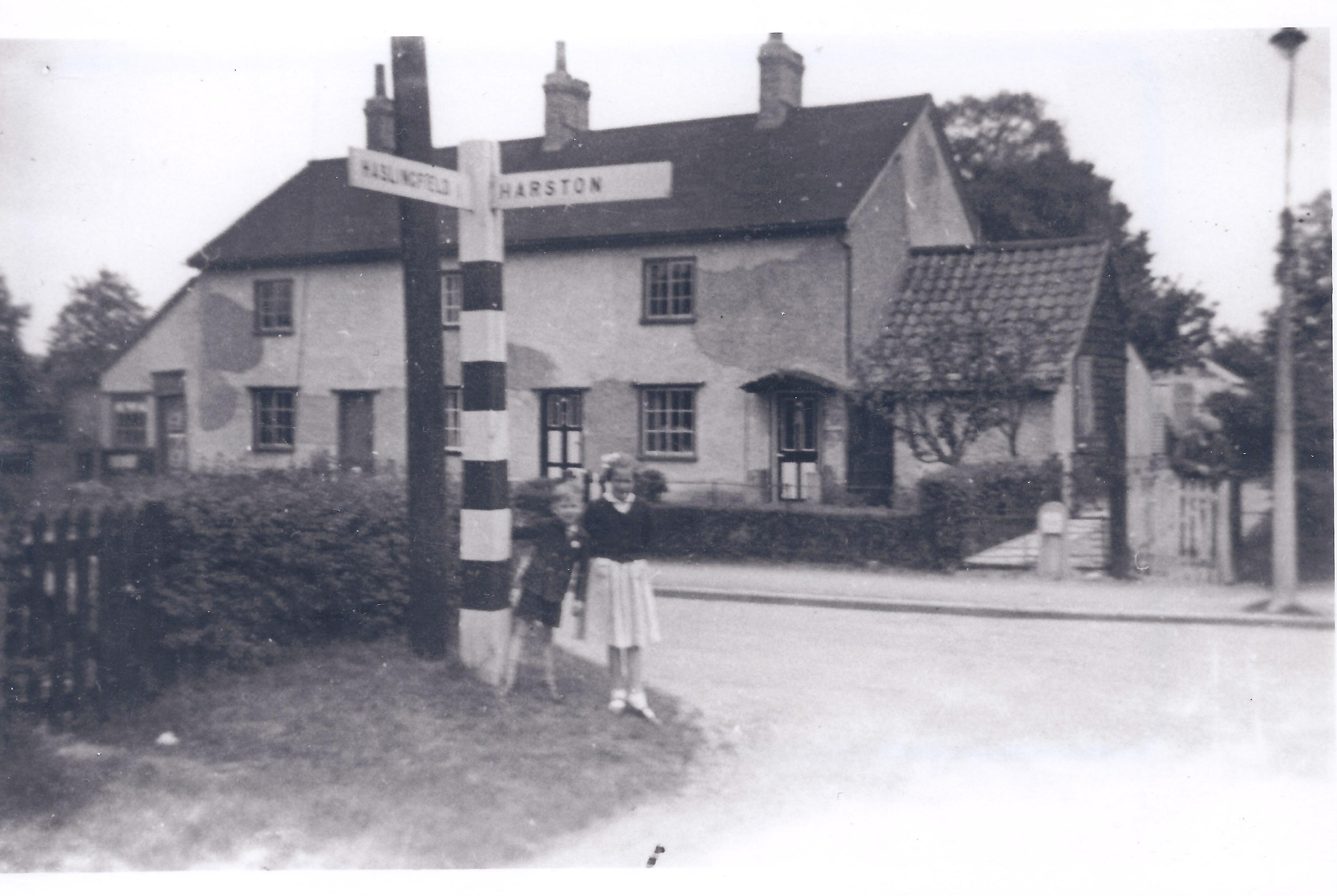 Early photo of 4-6 Hill View Cottages: date and people unknown