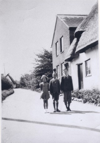 Date unknown. Greystones, one storey with a thatched roof. (Two storey Avalon to its left) | (Deacon)