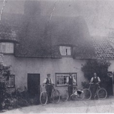 Wisbeys with bikes in front of Fountain farm | (Deacon)