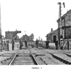 PSROZB.052 Station staff with main station to the right Station staff with main station to the right | TG