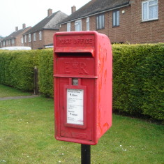 PZZF41.02 EllR letter box Junction Meadow Way & Queen's Close 2015 (Griffin) Photo 6. Elizabeth II box at junction of Meadow Way & Queen's Close 2015 | (Griffin)