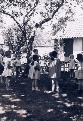 1948: Pupils in front of classrooms behind Beechcroft to right