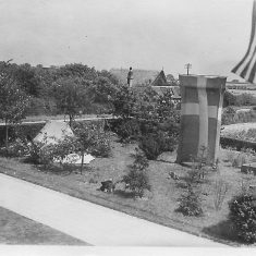 PNR0ZE.09 Sunbourn's front garden + flags (lindgren) Sunbourn's front garden & flags | (J Lindgren)